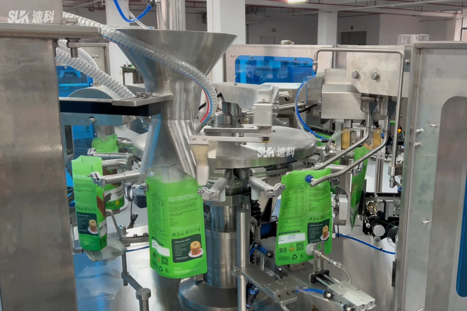 Real SUK equipment running photo shown as a premade-pouch configuration reference; the visible pouches belong to another powder application, not a laundry-detergent project.